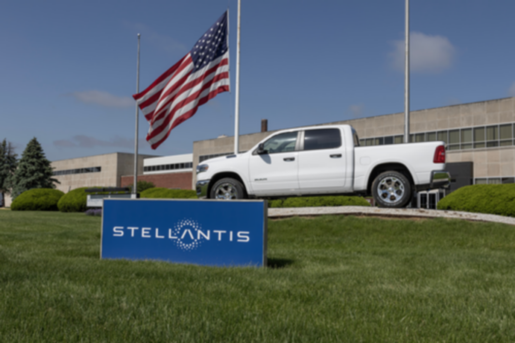 Trump, come le sue decisioni influenzano Stellantis e le altre aziende automobilistiche