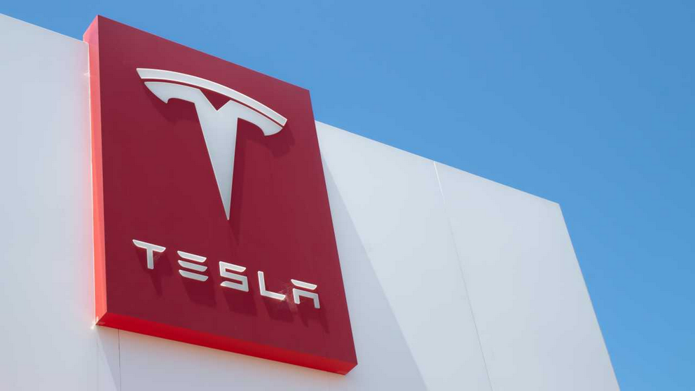 Tesla, deludenti i risultati del quarto trimestre. I ricavi automobilistici scendono dell’8%