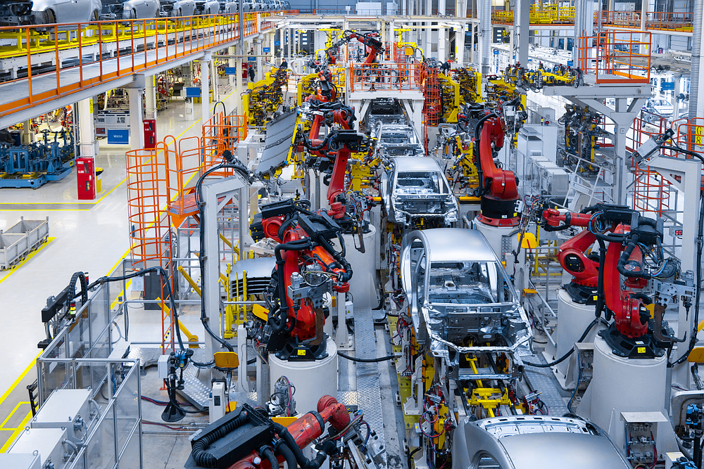 Le case automobilistiche cinesi accelerano l’espansione globale nonostante rischi geopolitici e dazi
