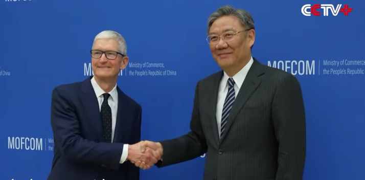 Tim Cook visita Hangzhou. Apple rafforza i legami con l’ecosistema AI cinese
