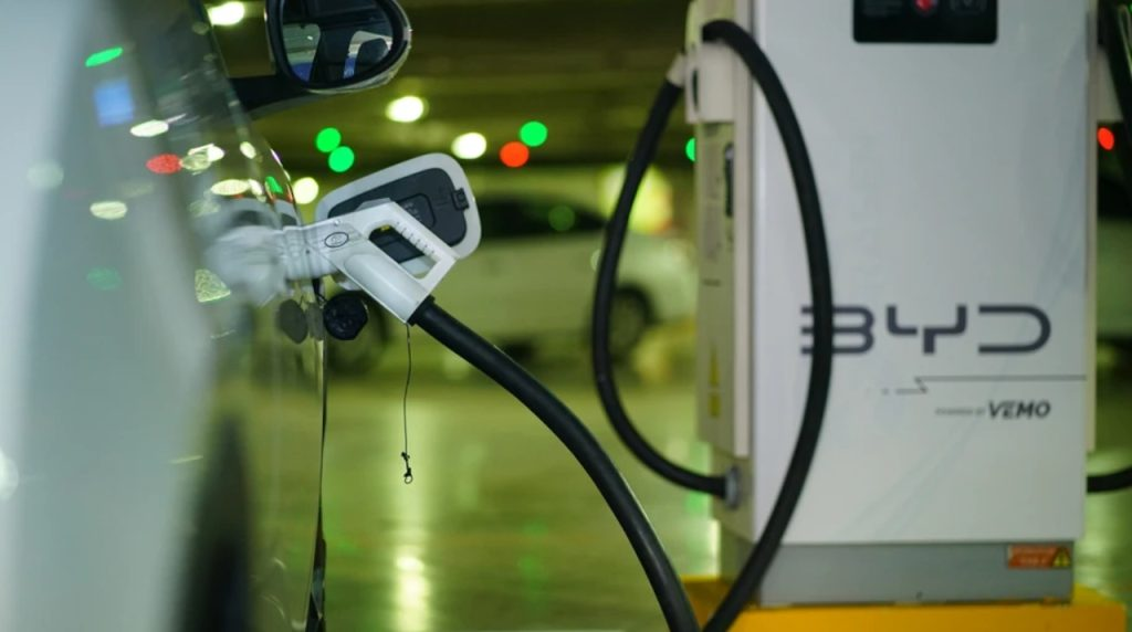 BYD rivoluziona la mobilità elettrica: ricarica ultra-rapida per un futuro senza limiti