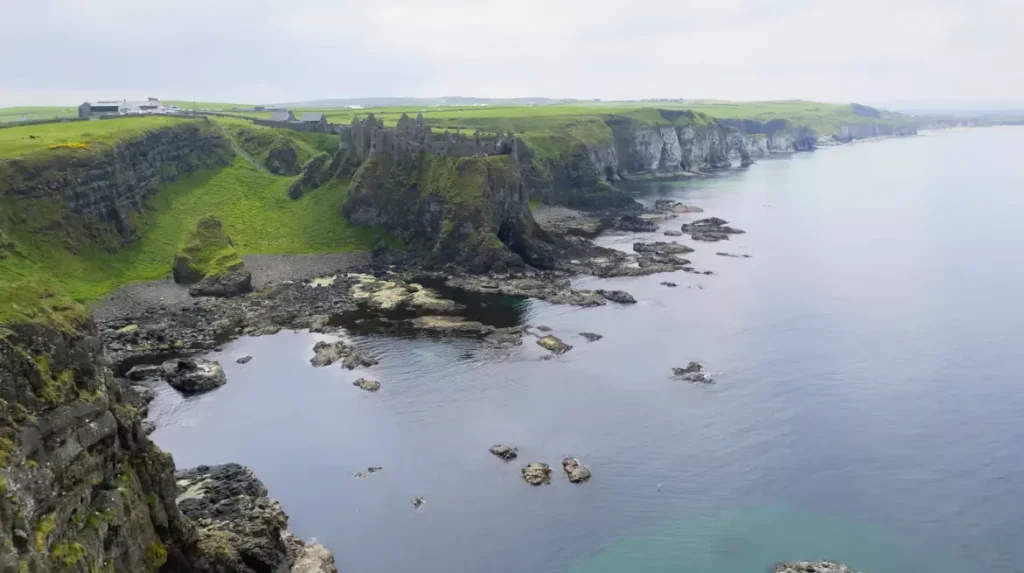 Veduta aerea dell’Irlanda con droni, paesaggi verdi, scogliere e castelli antichi che raccontano la storia millenaria dell’isola.